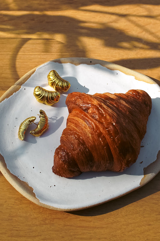 BOLD CROISSANT – Gouden Oorbellen Dames – Duurzaam Ontwerp 1
