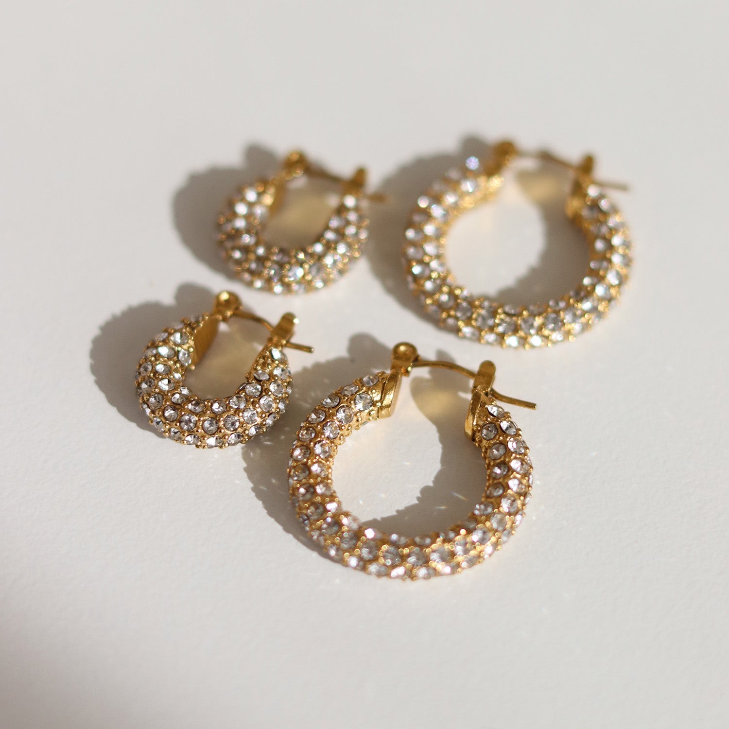 JOY HOOPS – Gouden Oorbellen Dames – Stralend Ontwerp 1