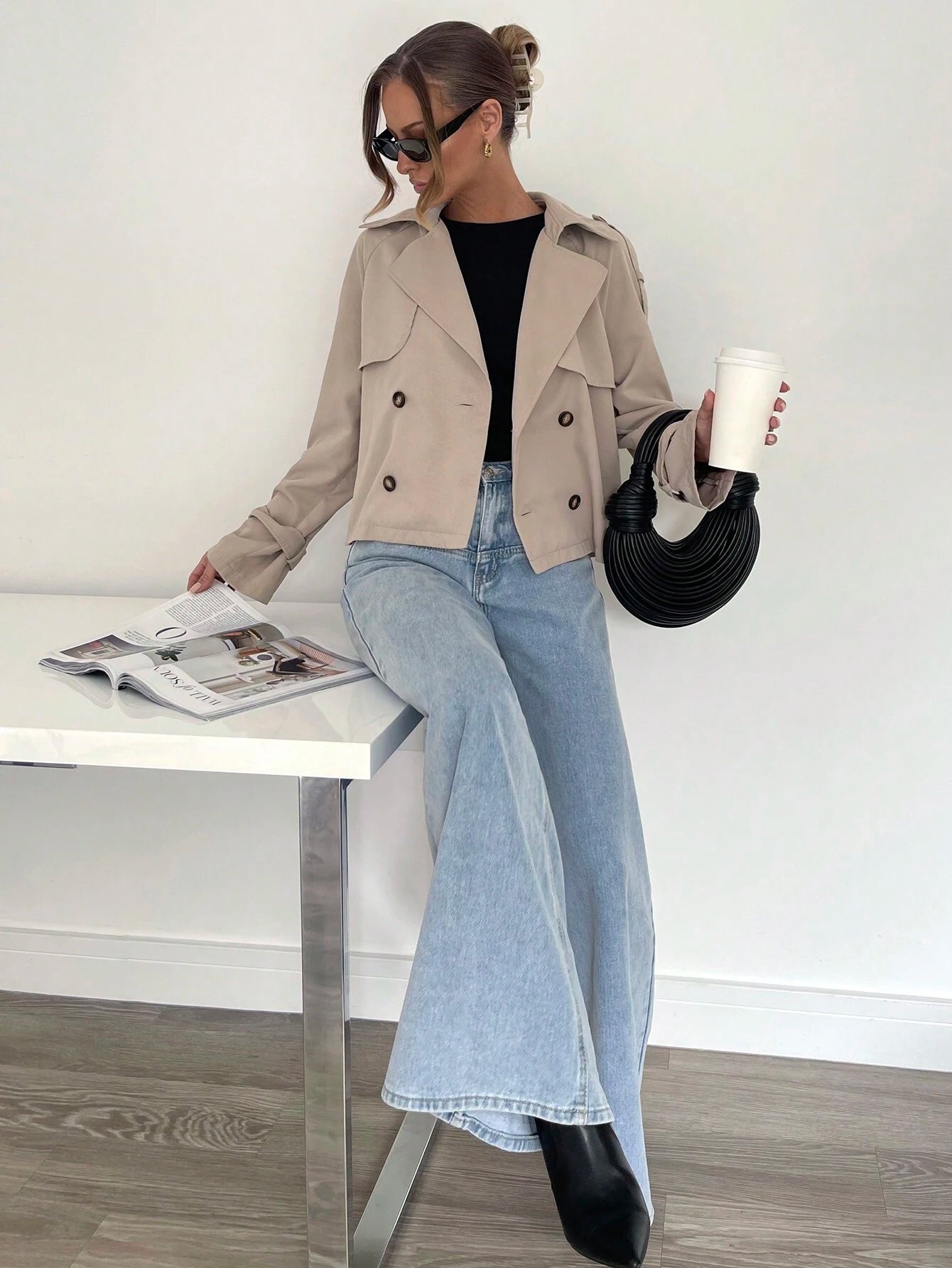 KORTE TRENCHCOAT – Tijdloos Ontwerp – Elegant Silhouet 3