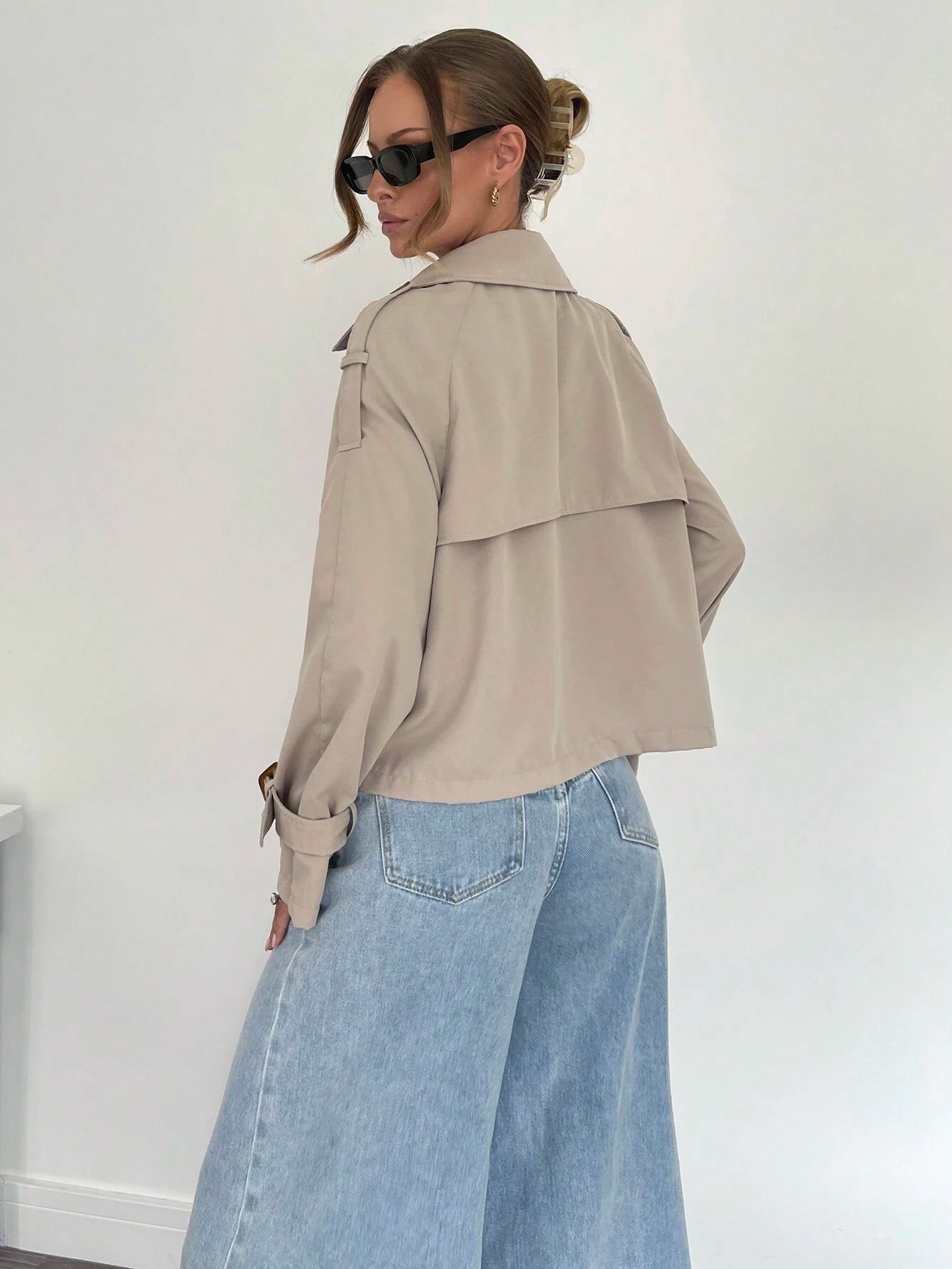 KORTE TRENCHCOAT – Tijdloos Ontwerp – Elegant Silhouet 4