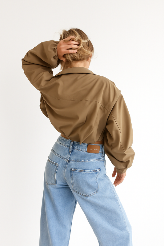 Korte Trenchcoat Dames – Speelse Elegantie – Modern Design 1