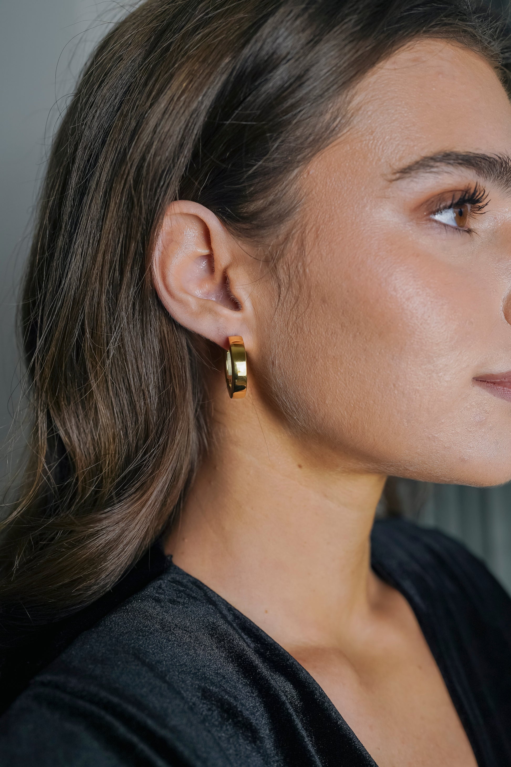 Oorbellen Goud – Chunk Huggies Dames – Duurzaam en Stijlvol 2