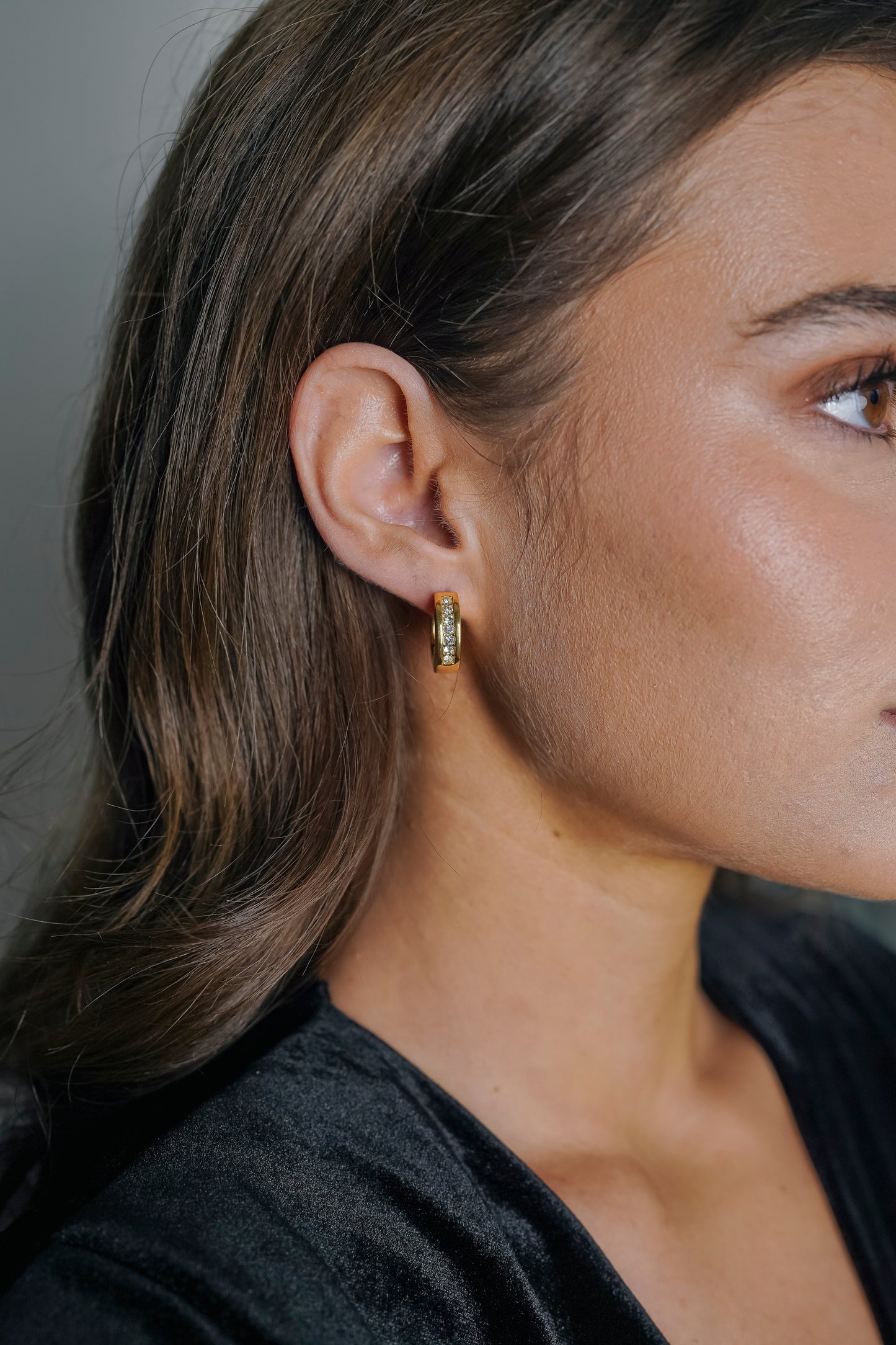 PAVE HUGGIES – Gouden Oorbellen Dames – Duurzaam en Stijlvol 1