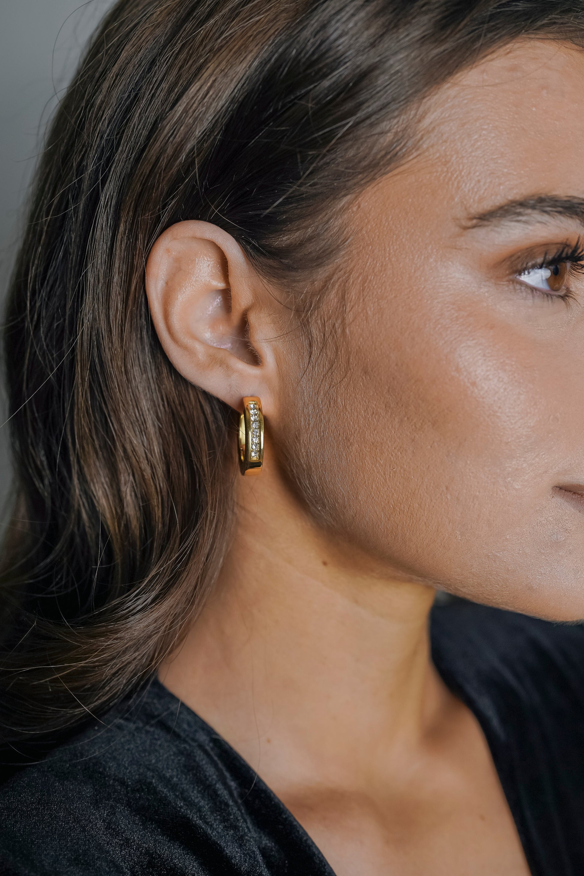 PAVE HUGGIES – Gouden Oorbellen Dames – Duurzaam en Stijlvol 2