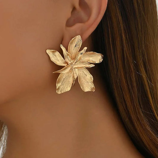 LUCY – Gouden Statement Oorbellen – Sculpturaal Design 2