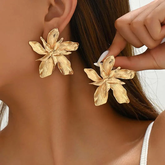 LUCY – Gouden Statement Oorbellen – Sculpturaal Design 1