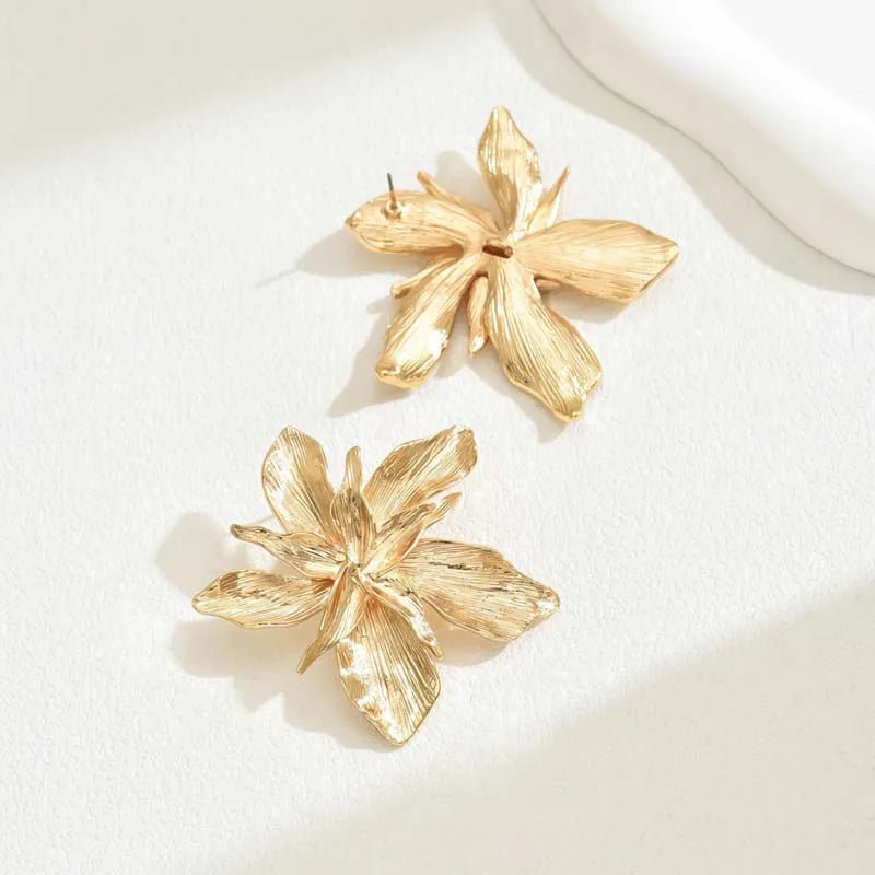 LUCY – Gouden Statement Oorbellen – Sculpturaal Design 4