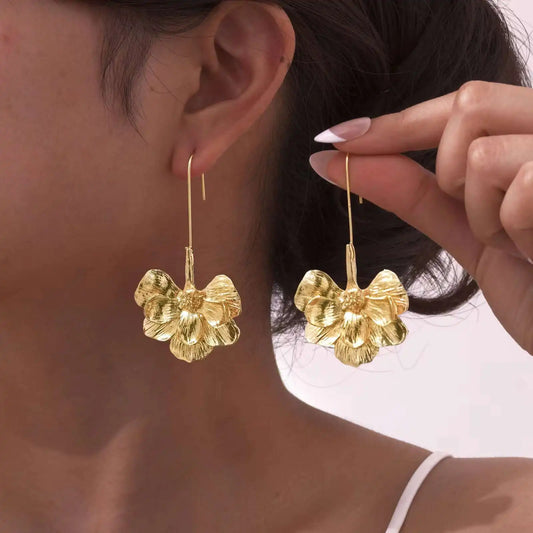 ISABELLE – Gouden Bloem Oorbellen – Romantisch Design 1